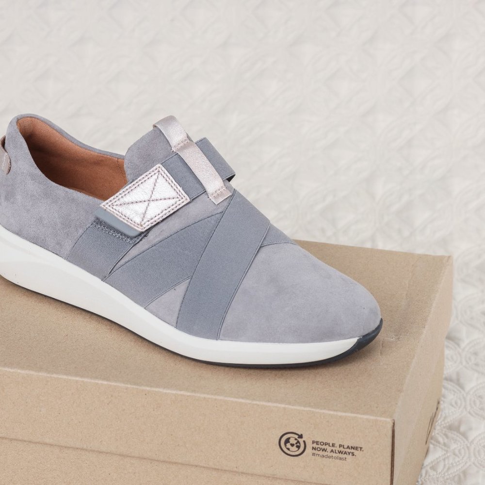 NWT beautiful Clarkes soft grey suede and silver runners - 10